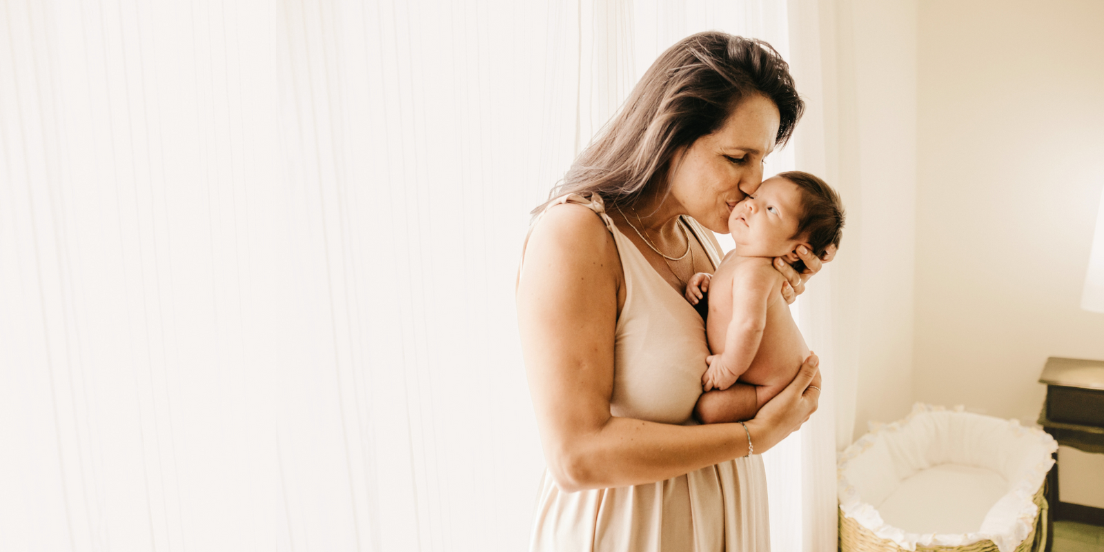 mother hold and kissing baby doula melbourne sydney