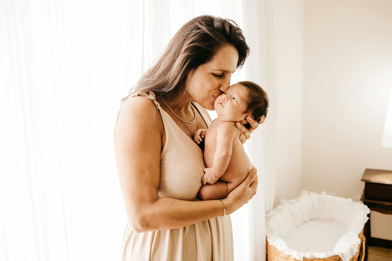 mother hold and kissing baby doula melbourne sydney